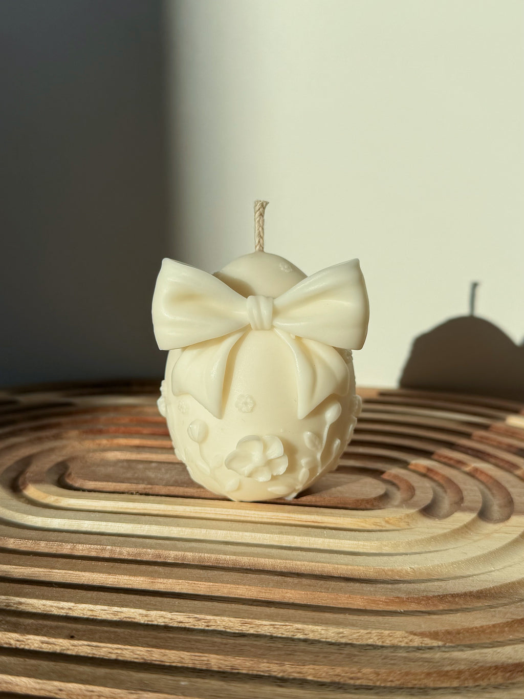 Standkerze „Osterei mit Schleife“