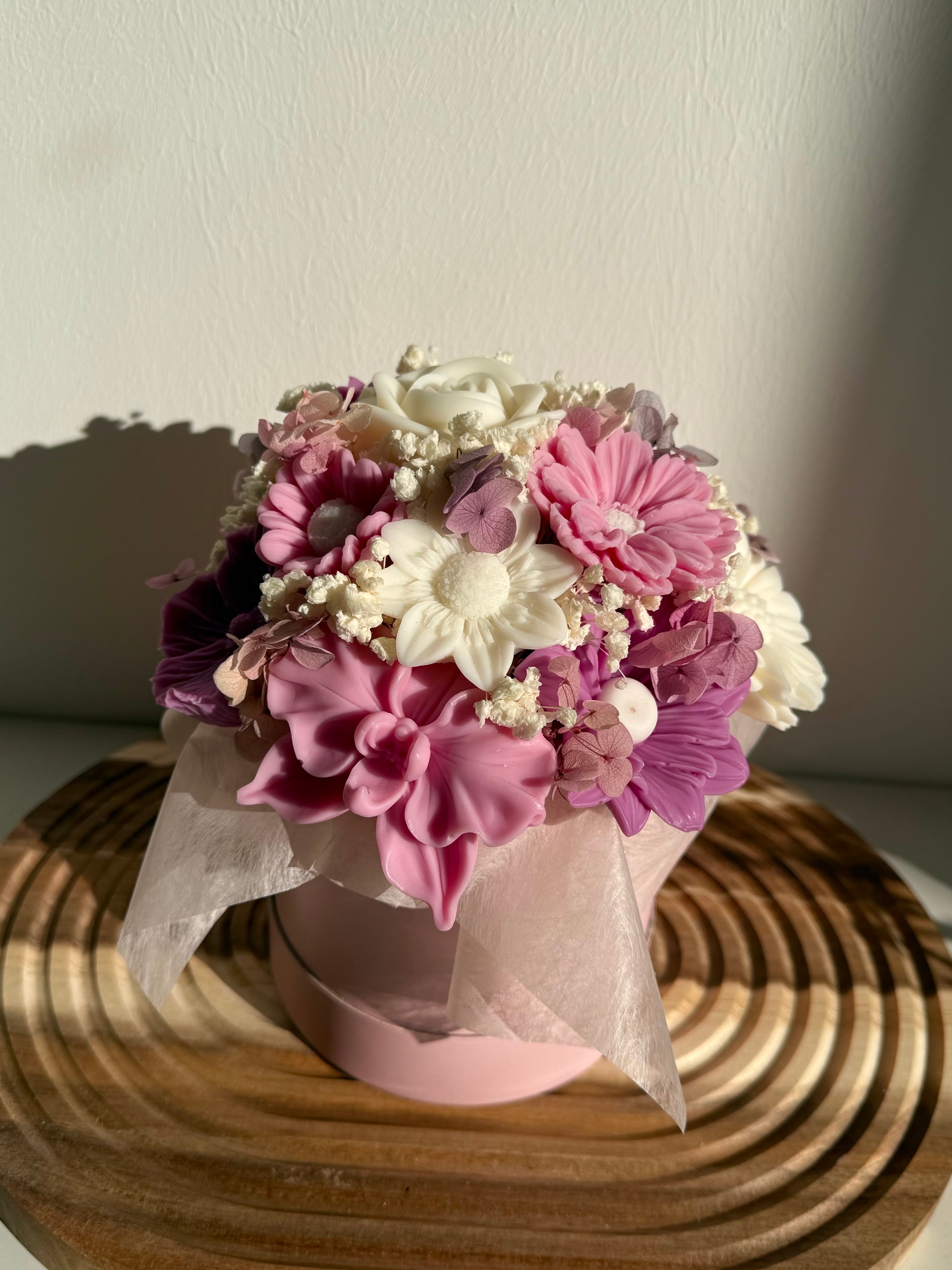 Wachsblumenstrauß „Berry Bloom“