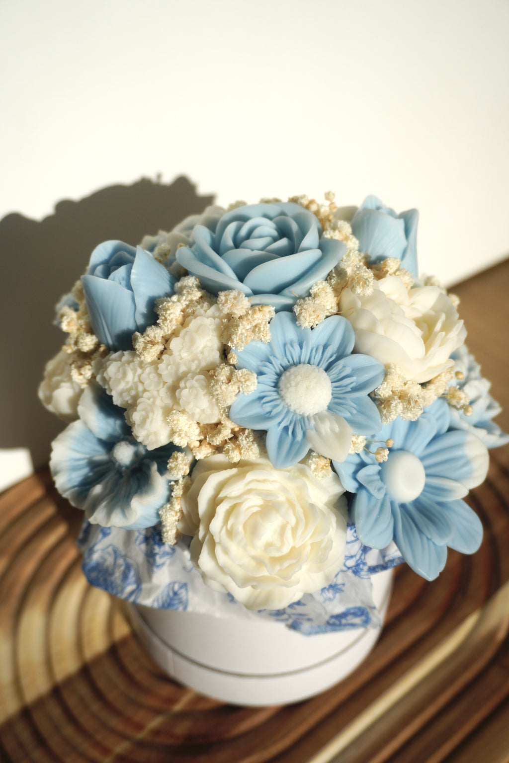 Wachsblumenstrauß „Holly“ - creme/blau